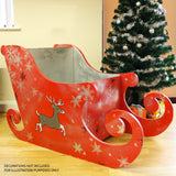Weihnachtlicher Dekoschlitten aus MDF in leuchtendem Rot mit weißen Schneeflocken und einem Rentiermotiv, geschwungene Kufen und glatte Oberfläche
