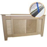 Heizkörperverkleidung aus unbehandeltem Holz in hellem Beige, mit dekorativem Gittermuster und einem kostenlosen Radiator-Reinigungswerkzeug im Bildausschnitt