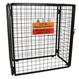 Schwarzes, gitterartiges Gasflaschen-Depot mit Warnschildern für brennbare Gase, ideal zur sicheren Lagerung von Gasflaschen