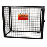 Robustes, schwarzes Gasflaschen-Depot aus Metall mit Gitterstruktur, Sicherheitswarnschild und abschließbarem Zugang, ideal für die Lagerung von Gasflaschen