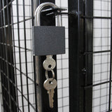Schwarzes Vorhängeschloss mit zwei Schlüsseln an einem stabilen, gitterförmigen Metalltor, ideal für die sichere Lagerung von Gasflaschen
