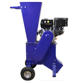 Blauer Holzhacker mit robustem Motor, großen Rädern und einem hohen Einfülltrichter, ideal für effizientes Holzspalten und -hacken