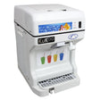 Weiße KuKoo Slush Eismaschine mit Bedienfeld, Auslauf und bunten Eissorten auf dem Display, ideal für erfrischende Slush-Getränke