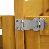 Detailaufnahme eines stabilen, silbernen Verschlusses an einer Holzverkleidung für Mülltonnen, die eine natürliche Holzfarbe aufweist