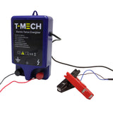 T-Mech elektrisches Weidezaungerät in blau mit zwei Anschlussklemmen, Kabeln und technischen Details für die Stromversorgung von Zäunen