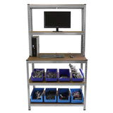 Robuste Galwix Werkbank mit Metallrahmen, Holzarbeitsfläche, Computerbildschirm, Tastatur und blauen Aufbewahrungsboxen für Werkzeuge und Zubehör