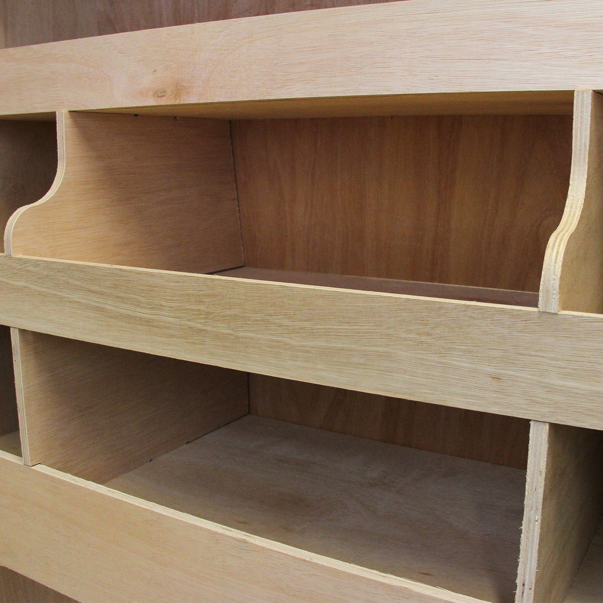 Holzregal mit zwei offenen Fächern, helles Holz, klare Kanten, ideal für VW Transporter, kombiniert mit anthrazitfarbenem Teppich und Kleber im Set