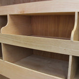 Holzregal mit zwei offenen Fächern, helles Holz, klare Kanten, ideal für VW Transporter, kombiniert mit anthrazitfarbenem Teppich und Kleber im Set