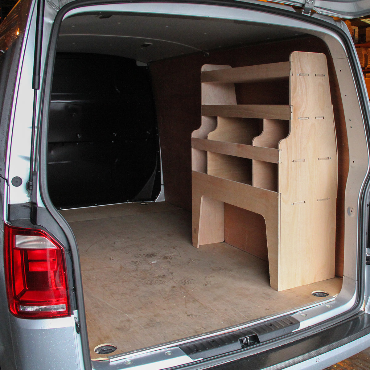 Holzregal für VW T5 T6 T28 T30 mit mehreren Ablagen, hellbraune Farbe, glatte Oberfläche, ideal für Fahrzeugorganisation und Stauraumoptimierung