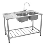 Kukoo Gastrospüle mit zwei Edelstahlbecken, flexibler Wasserhahn, Abtropffläche links, stabiler Metallrahmen und offener Ablage darunter