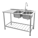 Edelstahl-Gastrospüle mit zwei großen Becken, flexibler Wasserhahn und praktischer Abtropffläche auf der linken Seite, stabiler Rahmen mit Ablage