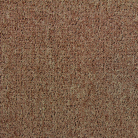 Sandfarbene Teppichfliesen mit weicher, strukturierter Oberfläche, ideal für eine Fläche von 5 m², bieten Komfort und Stil für jeden Raum