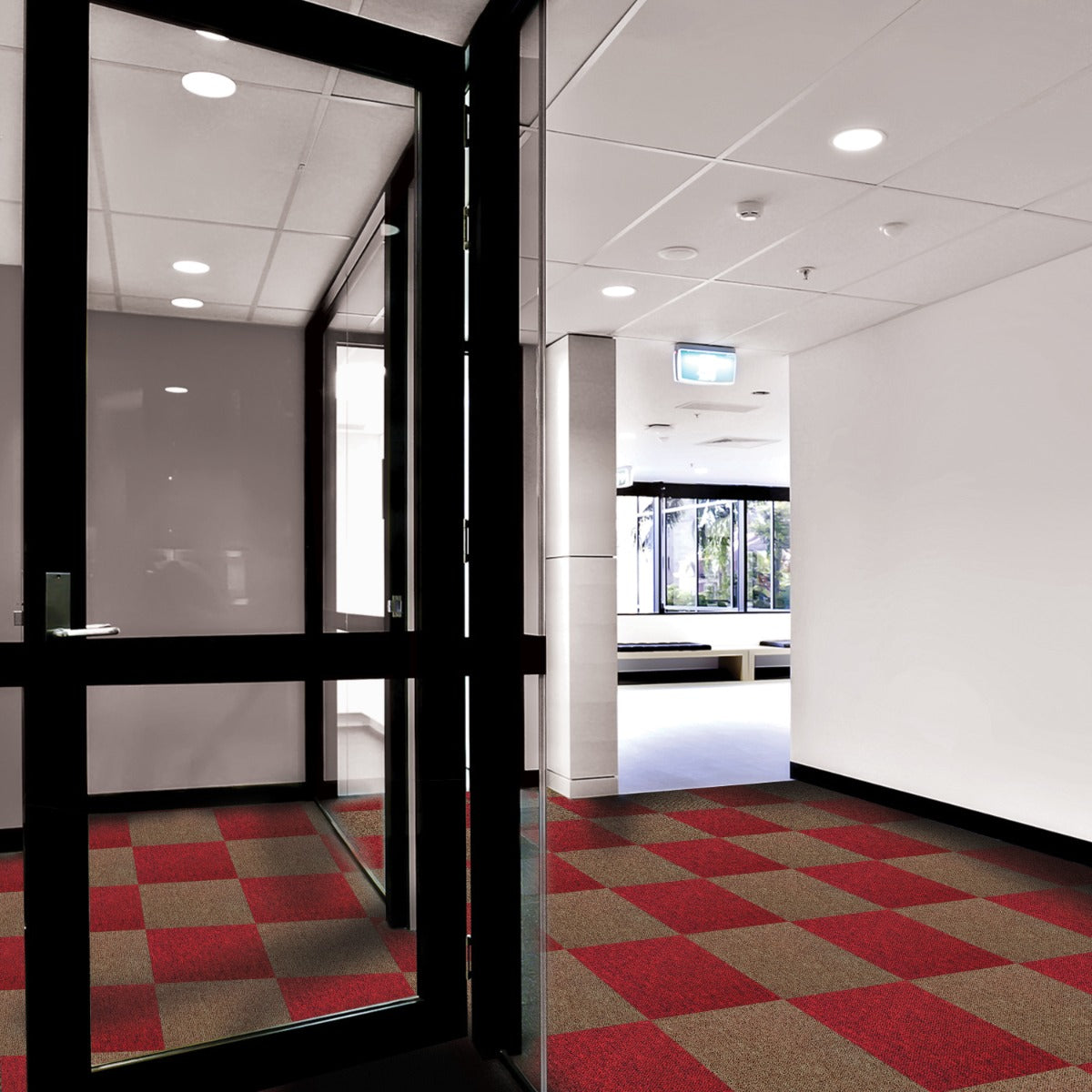Sandfarbene Teppichfliesen in einem modernen Raum, mit rot-braunem Karomuster, ideal für eine stilvolle und gemütliche Raumgestaltung