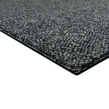 Kohle-schwarze Teppichfliesen in 50 x 50 cm, mit strukturierter Oberfläche und robustem Material, ideal für stilvolle Bodenbeläge