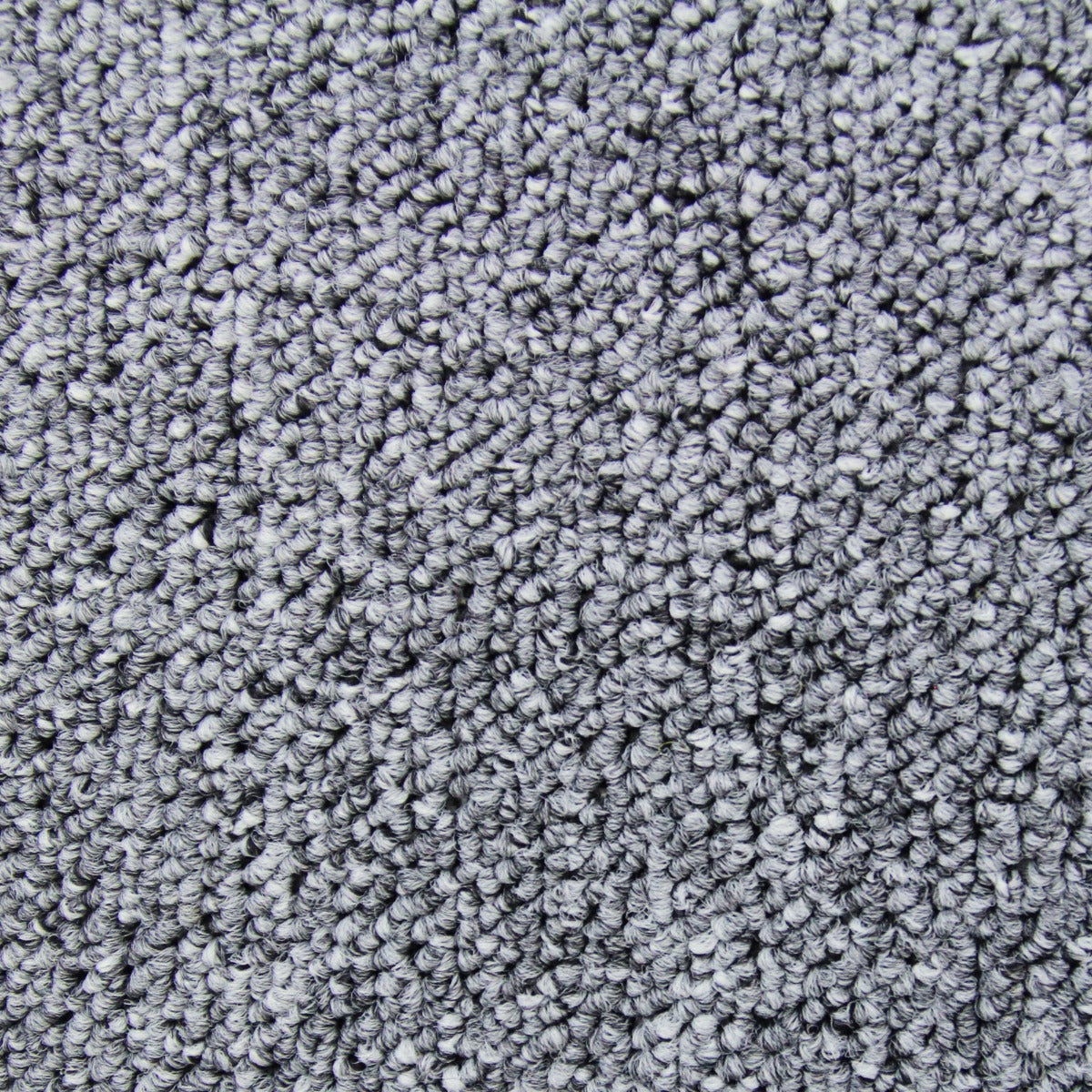 Platingraue Teppichfliesen mit einer strukturierten, weichen Oberfläche, ideal für Wohn- und Arbeitsräume, in praktischer 50 x 50 cm Größe