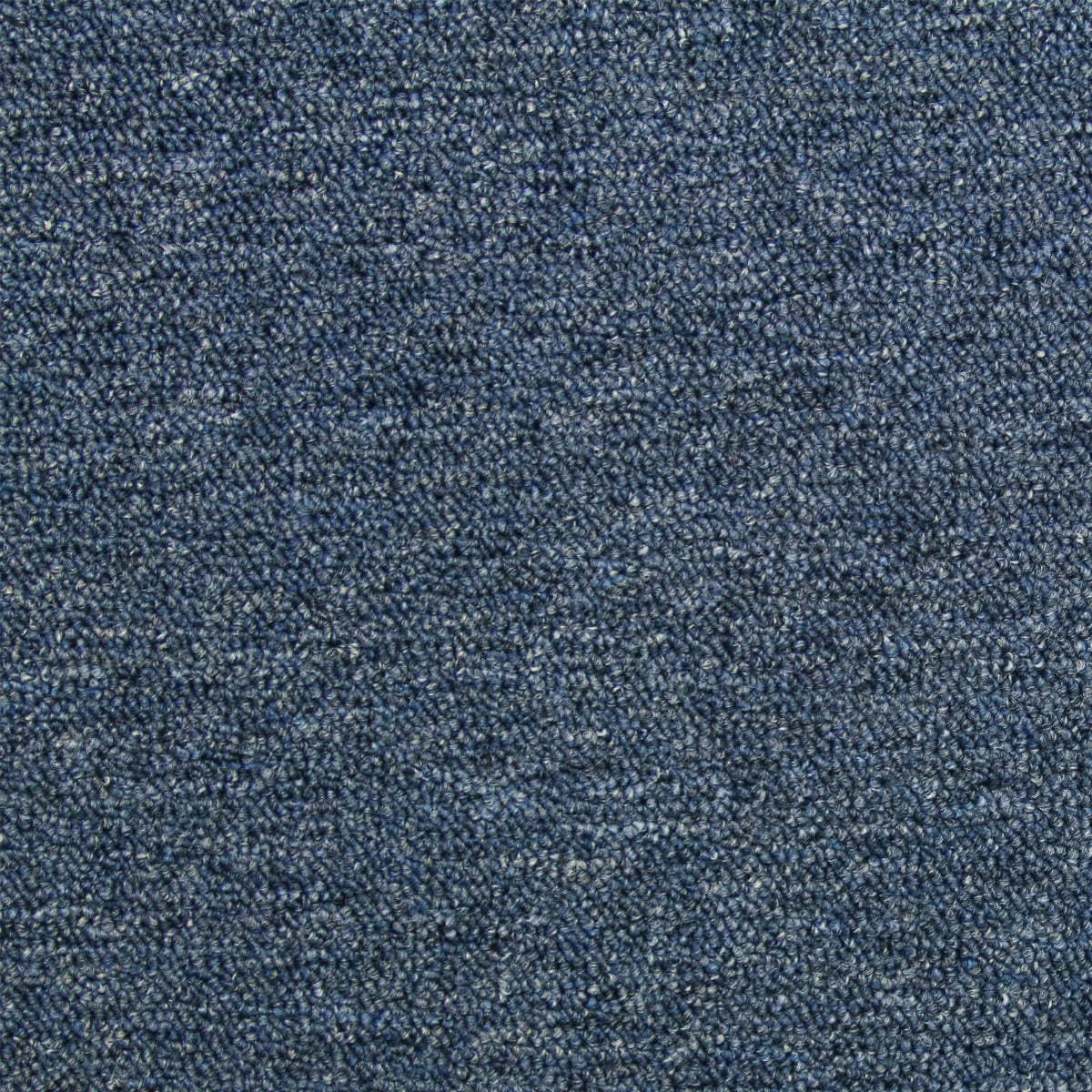 Sturmblau Teppichfliesen im Format 50 x 50 cm, strukturierte Oberfläche mit feinen Fasern, ideal für stilvolle Bodenbeläge in Wohnräumen