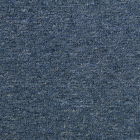 Sturmblau Teppichfliesen im Format 50 x 50 cm, strukturierte Oberfläche mit feinen Fasern, ideal für stilvolle Bodenbeläge in Wohnräumen