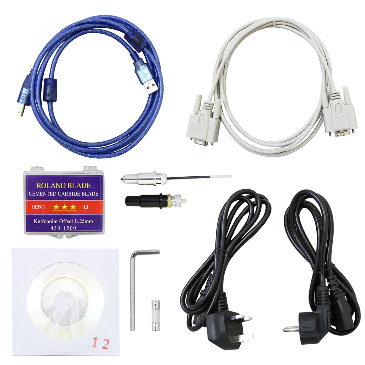 Verschiedene Zubehörteile für den 1350mm Vinylschneider, einschließlich Kabel, Klingen, Adapter und Werkzeug, in unterschiedlichen Farben und Materialien