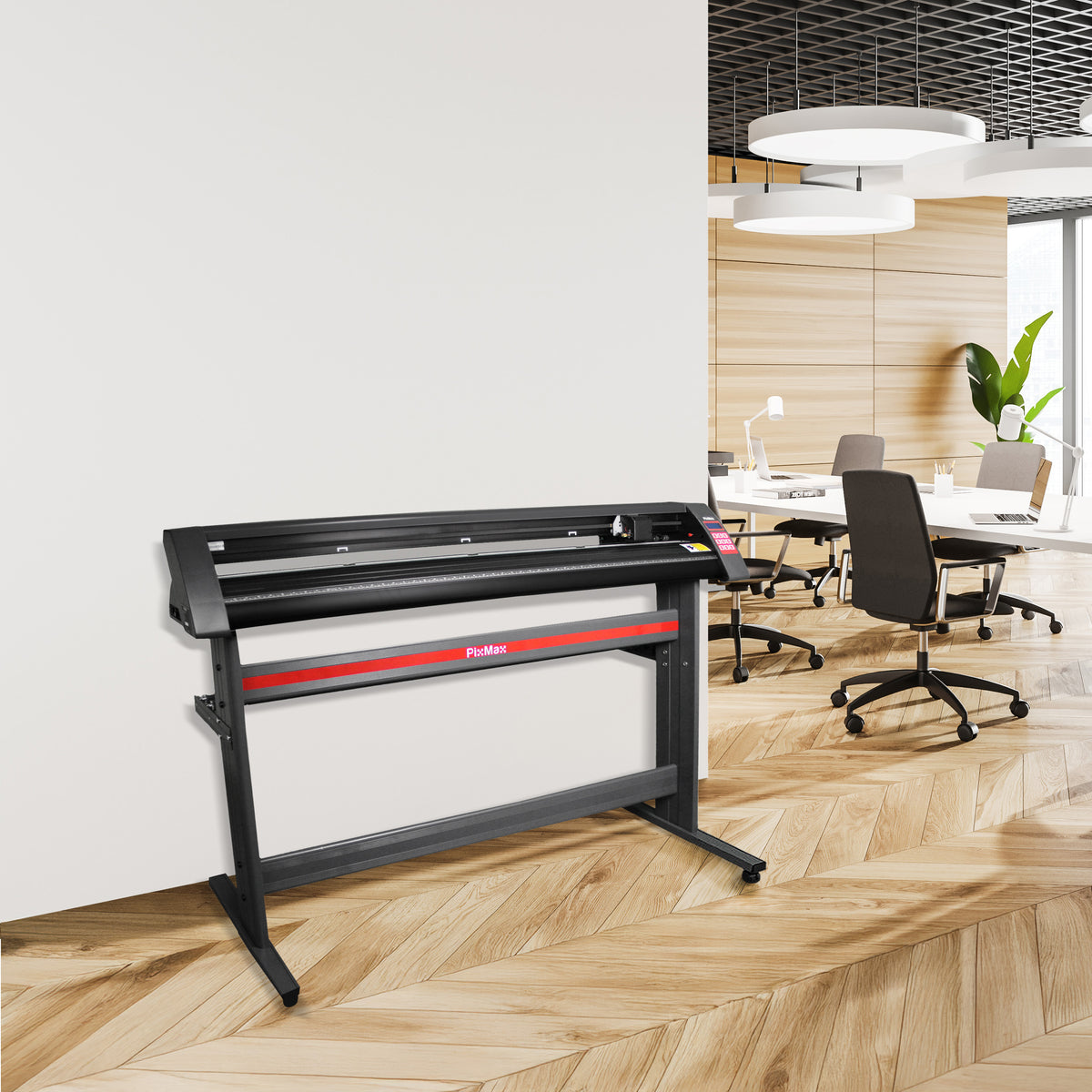 Schwarzer 1350mm Vinylschneider mit rotem Akzent, auf einem stabilen Ständer, platziert in einem modernen Büro mit Holzboden und stilvollen Möbeln