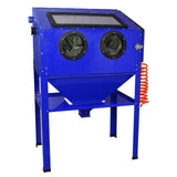 Sandstrahlkabine in leuchtendem Blau mit zwei Sichtfenstern, stabiler Metallkonstruktion und flexibler Schlauchverbindung für effizientes Strahlen