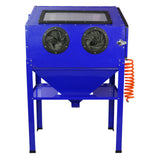 Robuste MAXBLAST Sandstrahlkabine in leuchtendem Blau mit zwei großen Sichtfenstern, flexibler Schlauchführung und stabiler Metallkonstruktion