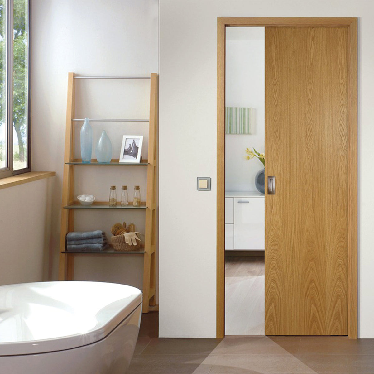 Schiebetürsystem in warmem Holzton, elegant in einem modernen Raum mit Badewanne und Regalen, die dekorative Objekte und Handtücher zeigen