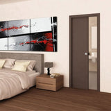 Schiebetürsystem in einem modernen Schlafzimmer, braune Tür, Holzfußboden, stilvolles Bett, abstrakte Wandkunst in Schwarz, Weiß und Rot