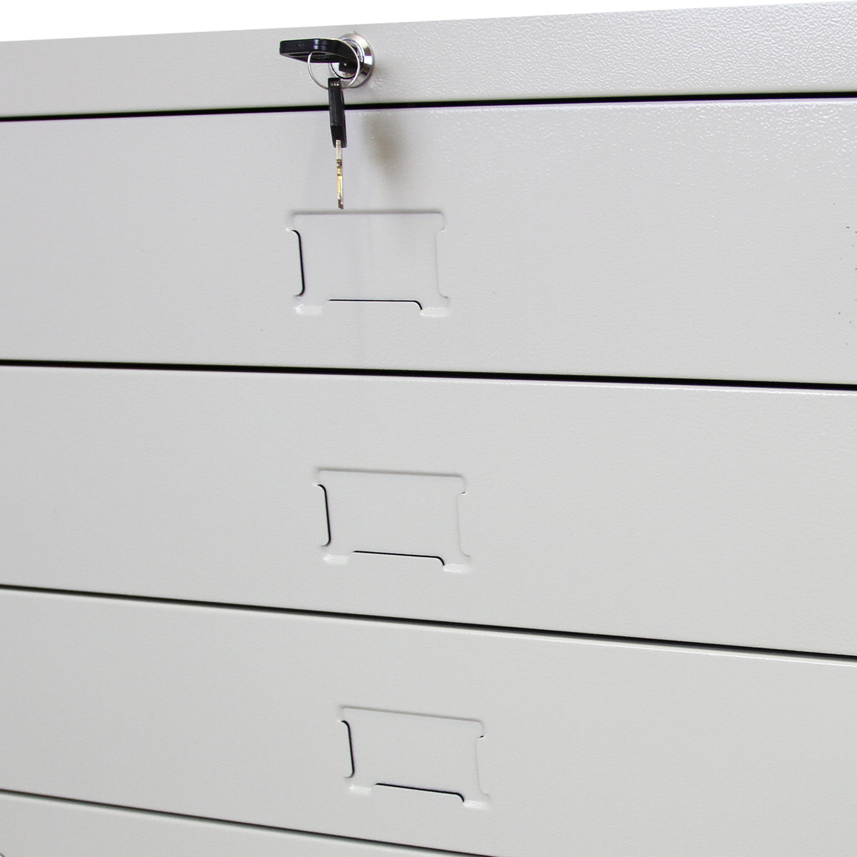Heller grauer Architektenschrank mit drei Schubladen, metallisch und robust, ausgestattet mit einem Schlüssel und praktischen Griffen für einfachen Zugriff