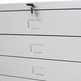 Heller grauer Architektenschrank mit drei Schubladen, metallisch und robust, ausgestattet mit einem Schlüssel und praktischen Griffen für einfachen Zugriff