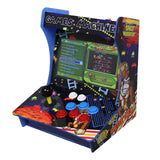 Bunter Retro Arcade Spieltisch mit Joystick, roten und blauen Tasten, zeigt klassische Spiele wie Space Invaders und Donkey Kong auf dem Bildschirm