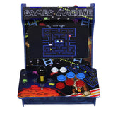 Bunter Retro Arcade Spielautomat mit einem Bildschirm, Joystick und farbigen Tasten, dekoriert mit klassischen Spielmotiven und grafischen Elementen