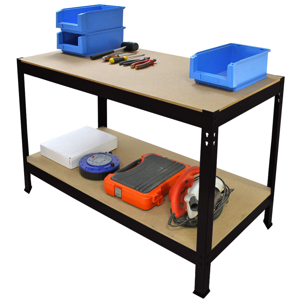 Schwarze Q-Rax Werkbank mit 100 cm Breite, stabiler MDF-Oberfläche, darunter Ablagefläche mit Werkzeugen und blauen Aufbewahrungsboxen