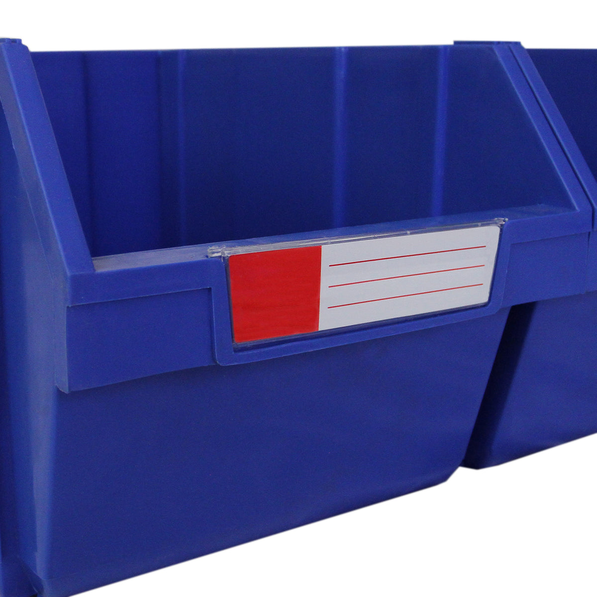 Blaue Lagerbox mit offener Vorderseite, robustem Kunststoffmaterial und einem beschriftbaren Etikett für einfache Identifikation und Organisation
