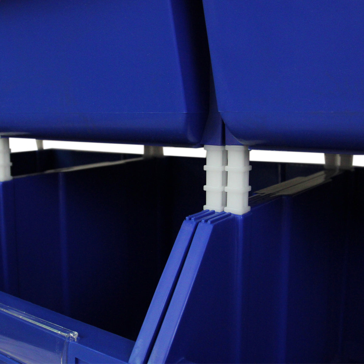 Blaue Lagerkästen aus robustem Kunststoff, stapelbar, mit transparenten Fronten für einfache Sichtbarkeit des Inhalts, ideal für die Organisation