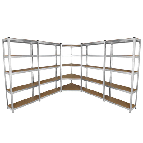 Eckregal und vier Werkstattregale aus robustem Metall mit stabilen, braunen Holzregalen, ideal für Lagerung und Organisation in Werkstätten oder Garagen