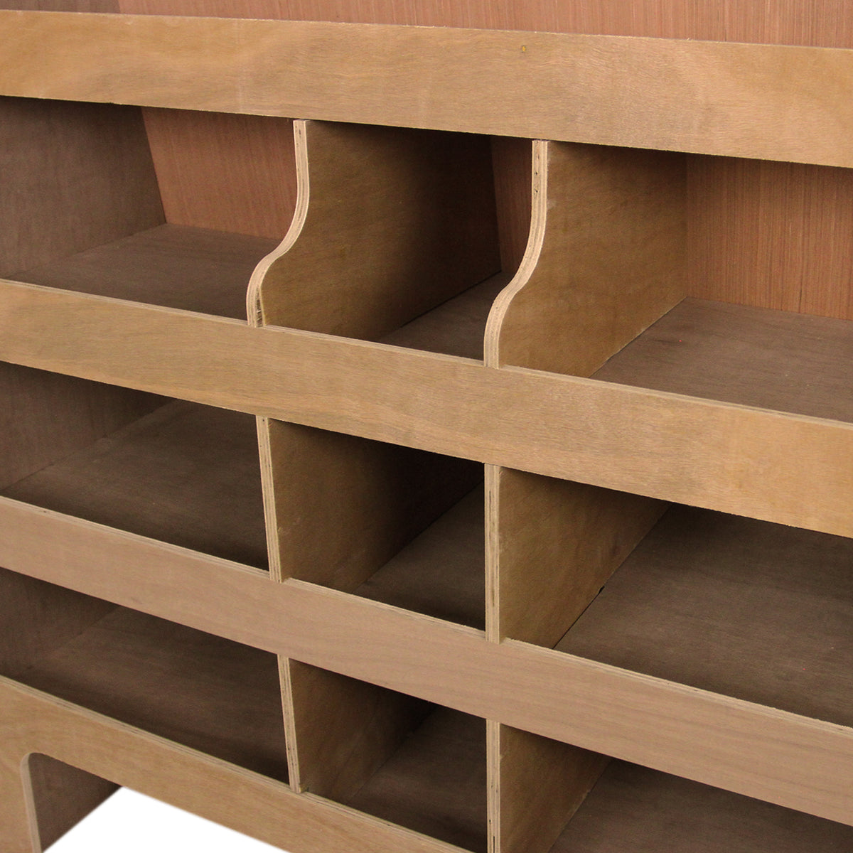 Robuste Fahrzeugeinrichtung aus hellem Holz mit mehreren Fächern und offenen Regalen, ideal für Ford Transit Custom SWB und LWB