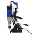 Magnetische Bohrpresse in Blau und Schwarz mit einem stabilen Standfuß, einem Motor, einem Kühltank und Steuerknöpfen für präzises Bohren