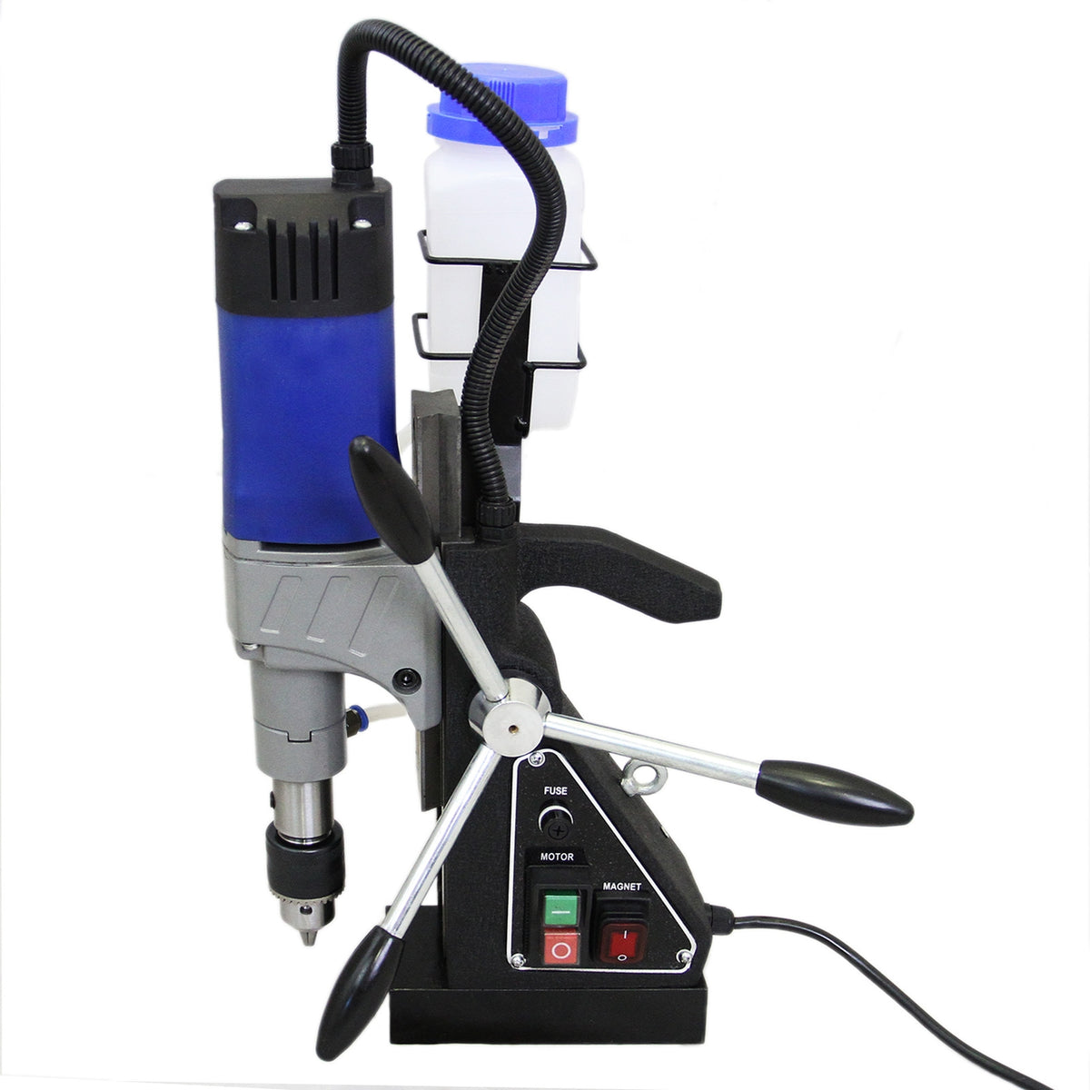 Magnetische Bohrpresse in Blau und Schwarz mit einem stabilen Standfuß, einem Motor, einem Kühltank und Steuerknöpfen für präzises Bohren
