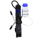 Magnetische Bohrpresse mit schwarzem Gehäuse, blauer Wasserflasche, zwei Hebeln und flexibler Schlauchführung für präzises Bohren