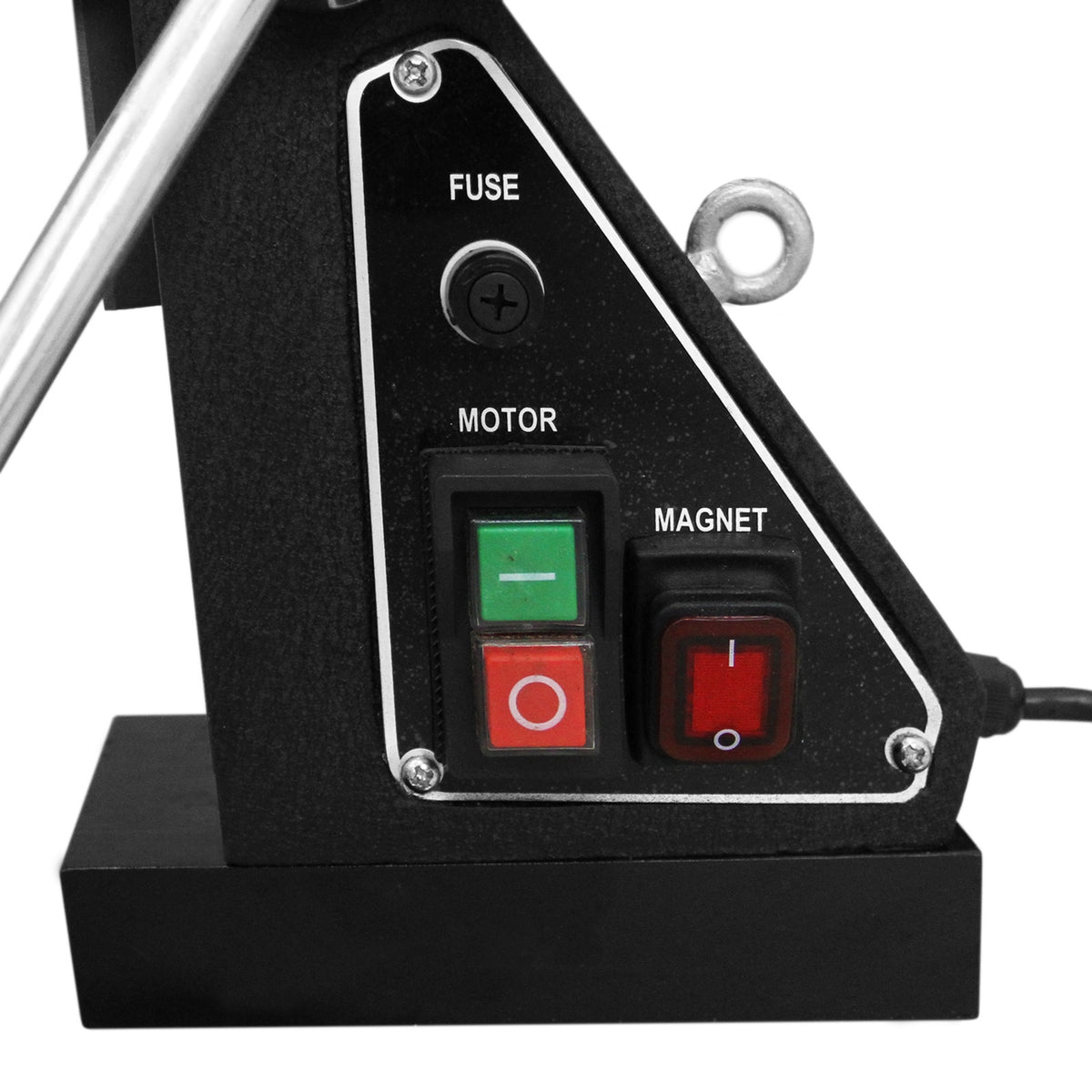 Schwarze Bohrpresse mit magnetischem Fuß, zeigt Schalter für Motor und Magnet in rot und grün, robuste Metallstruktur und klare Beschriftung