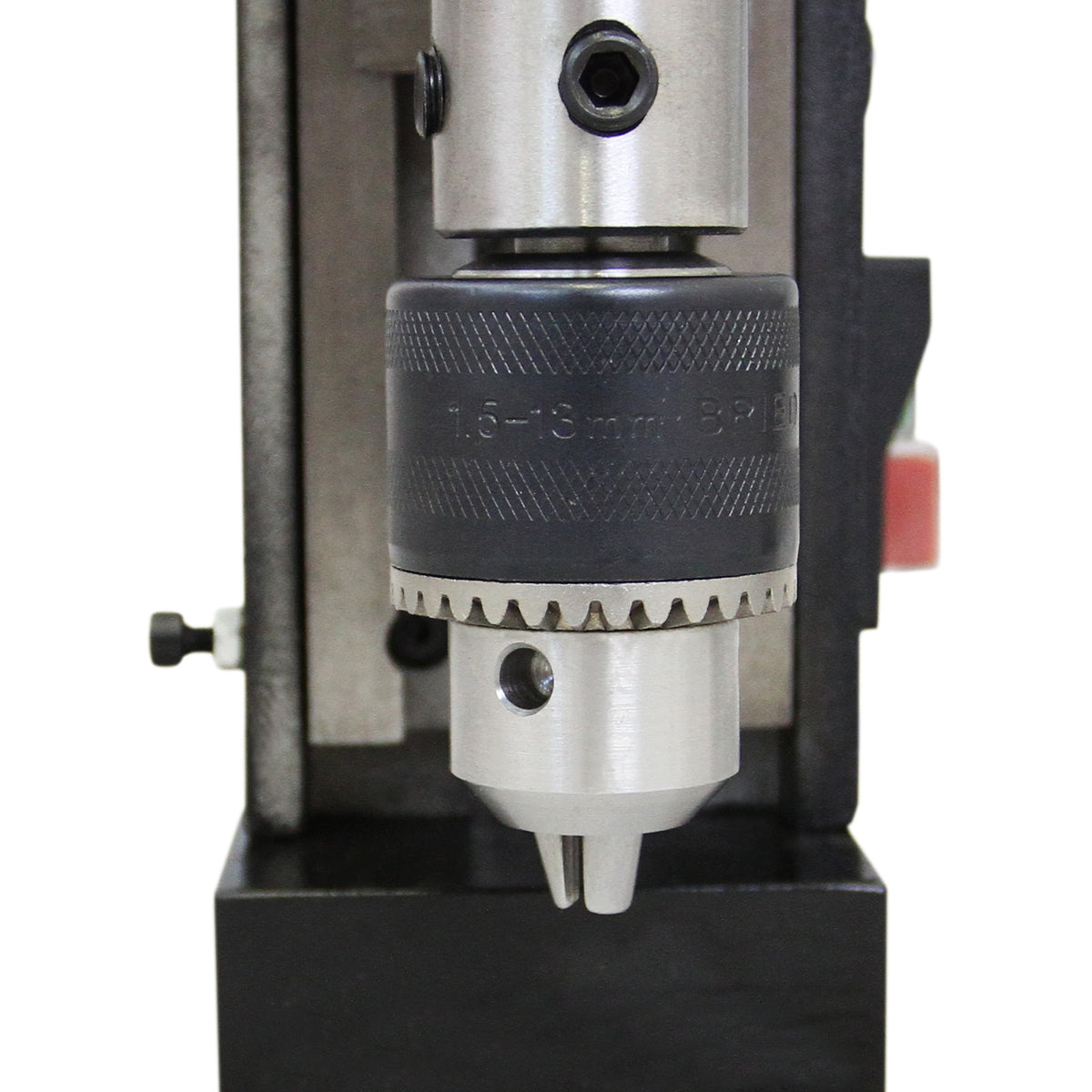 Magnetische Bohrpresse von T-Mech mit robustem Metallgehäuse, präzisem Bohrfutter und schwarzem Gummigriff für sicheren Halt und einfache Handhabung