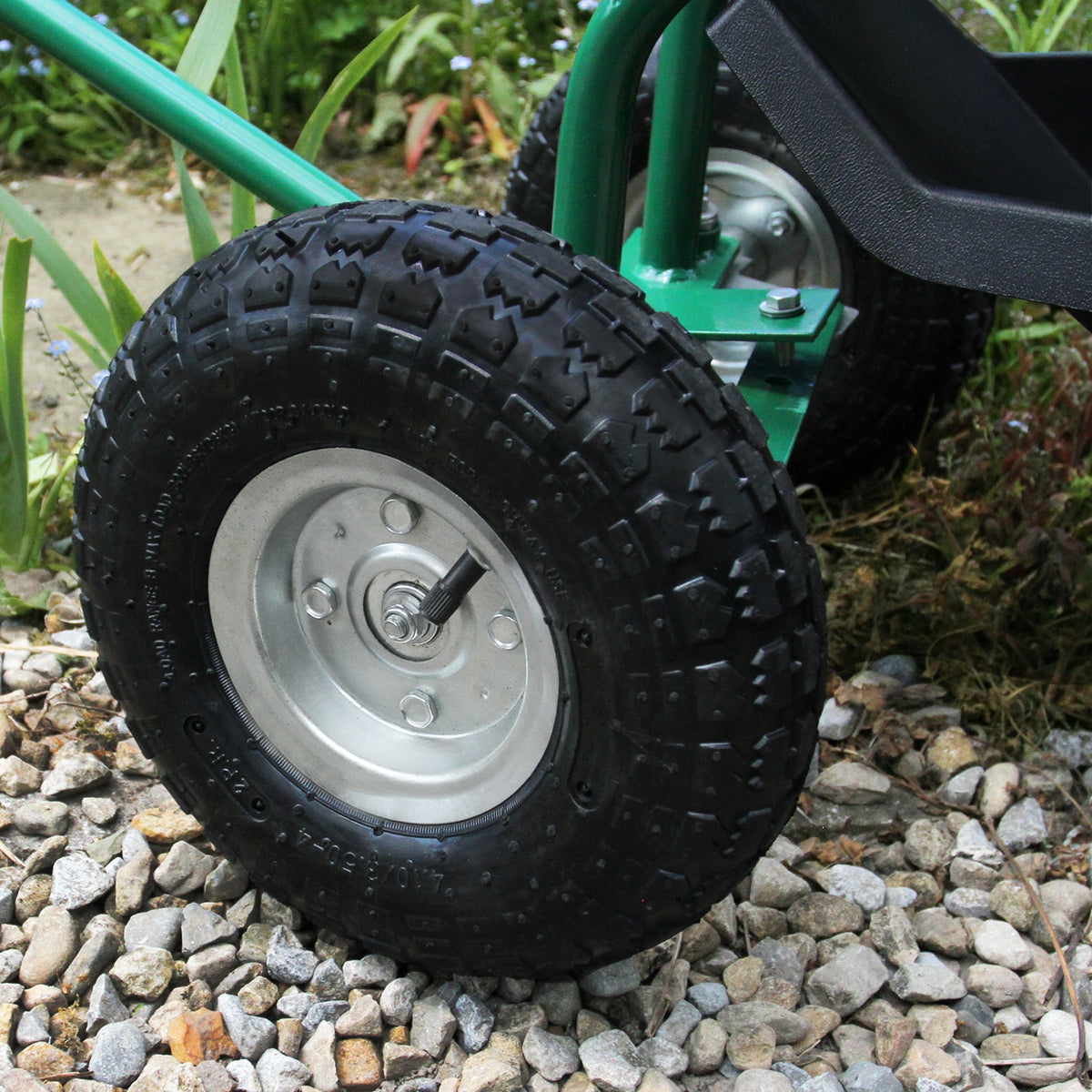 Robuster Gartensitz mit großen, profilierten Gummireifen, grünem Metallrahmen und praktischem Werkzeugfach, ideal für den Garten Einsatz