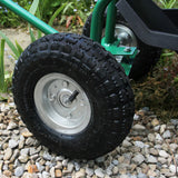 Robuster Gartensitz mit großen, profilierten Gummireifen, grünem Metallrahmen und praktischem Werkzeugfach, ideal für den Garten Einsatz