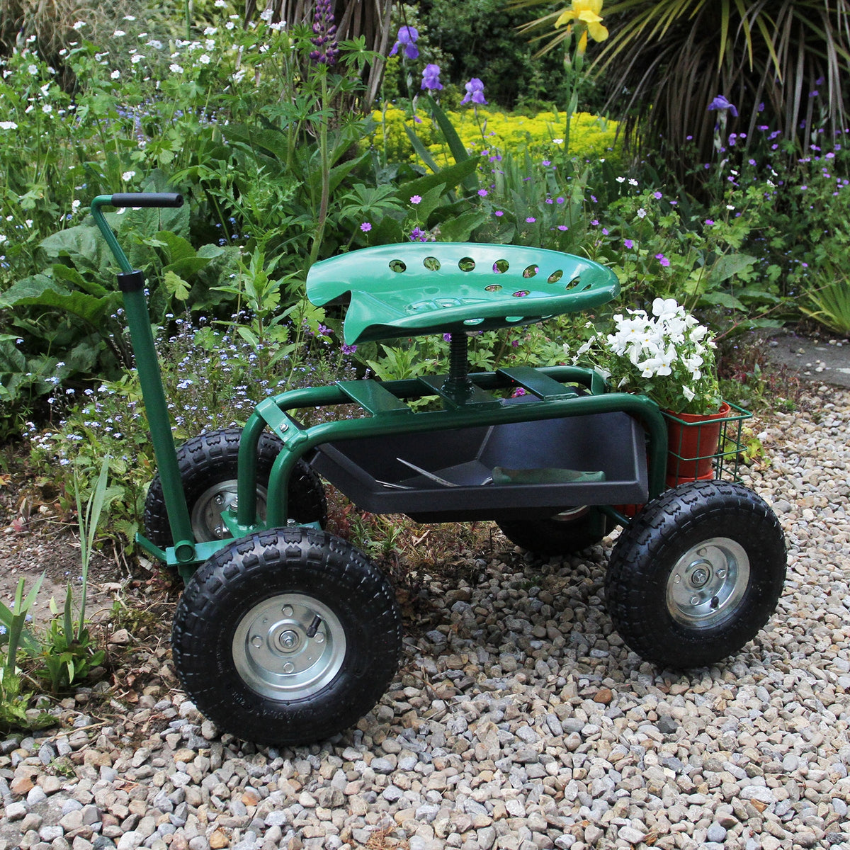 Fahrbarer Gartensitz in Grün mit einem runden Sitz, robusten Reifen und einem Werkzeugfach, umgeben von bunten Blumen und Pflanzen