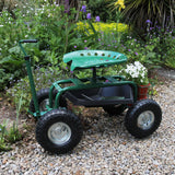 Fahrbarer Gartensitz in Grün mit einem runden Sitz, robusten Reifen und einem Werkzeugfach, umgeben von bunten Blumen und Pflanzen