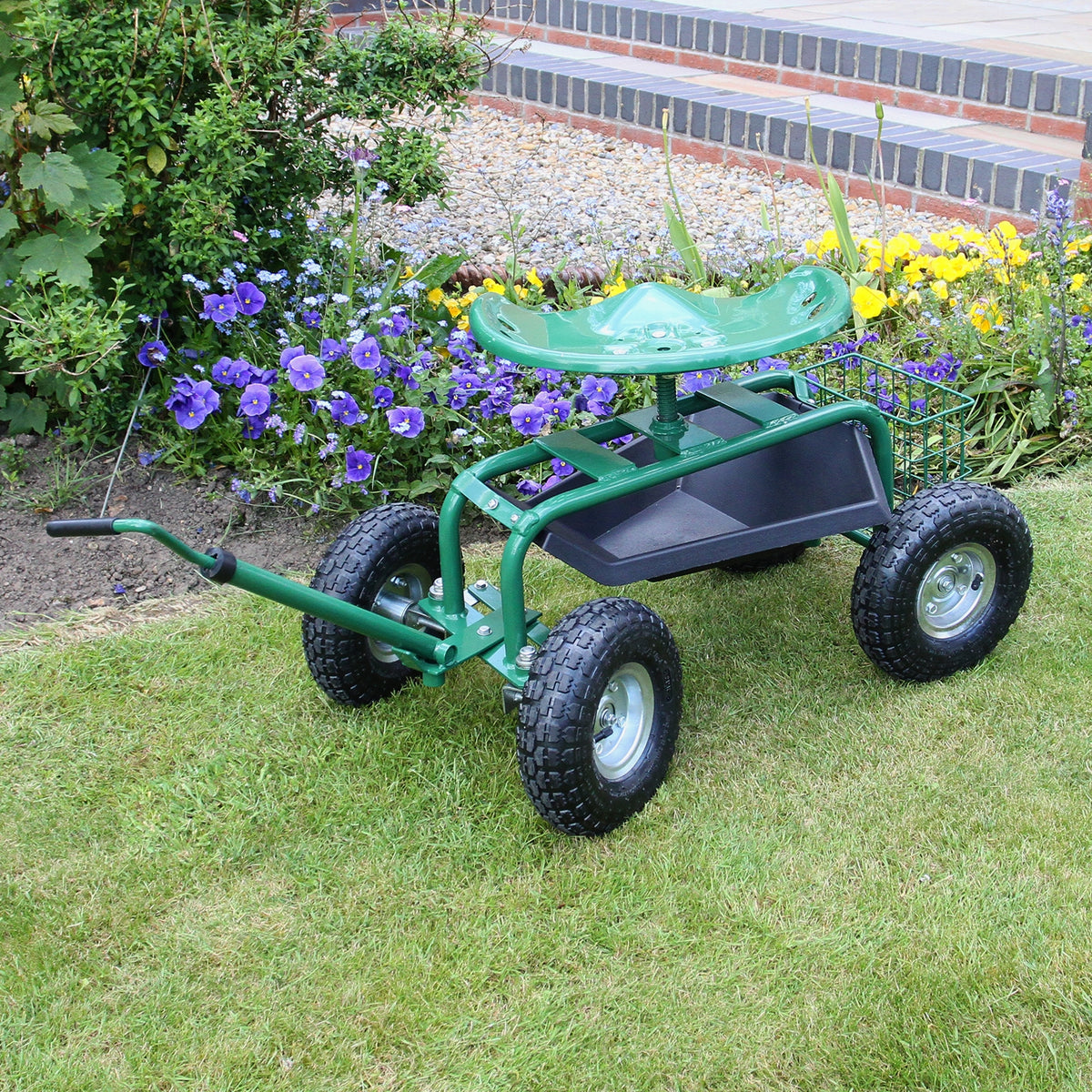 Fahrbarer Gartensitz in Grün mit breiten Reifen, Werkzeugfach und Korb, ideal für die Gartenarbeit, um bequem zu sitzen und Werkzeuge zu transportieren