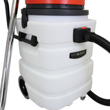 Der Maxblast 90L Industriesauger in Weiß mit rotem Deckel, robustem Kunststoff, einem flexiblen Schlauch und stabilen Rädern für einfache Mobilität
