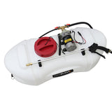Weißer 100L Sprühtank mit rotem Deckel, Pumpe und Spritzlanze, ideal für ATV-Düngersprüher, robustes Material und praktische Handhabung