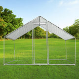 Hühnerfreilauf aus verzinktem Stahl mit einem stabilen, gitterartigen Design, ideal für die Haltung von Hühnern im Freien, umgeben von grünem Gras