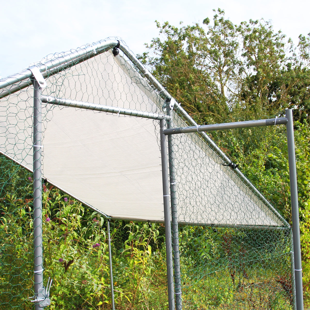Hühnerfreilauf aus robustem Metall mit grünem Netz, 3m x 2m x 1,8m, bietet sicheren Platz für Hühner, mit schattenspendendem Dach und stabiler Konstruktion